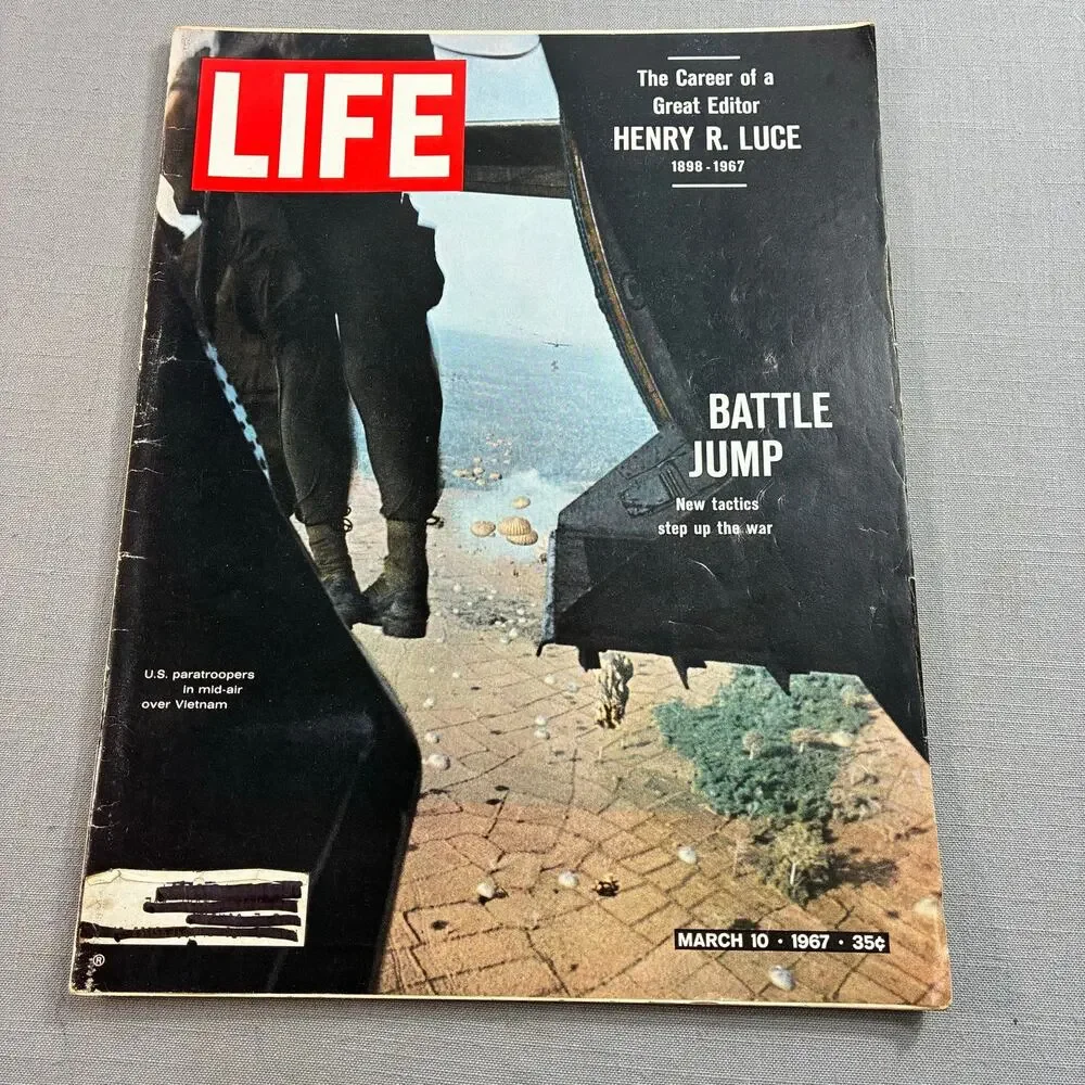 Vintage 1967 LIFE Magazine Vietnam War Paratroopers Battle Jump See Descr